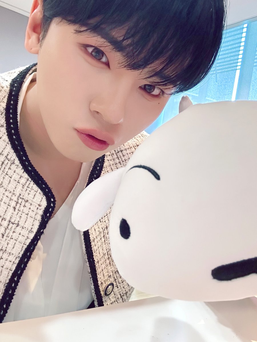 Swanta_TV's tweet photo. [수요일은 호수요일🌊]

오늘의 호수요일💙
왕자님 그 자체였던 음악중심 셀카🤴🏻

백마는 아니지만 백마 비슷한
흰둥이 있으니까 괜찮잖아요?🤷🏻‍♀️💙

#최수환 #Choisuhwan #チェスファン https://t.co/hM0TbAinAI