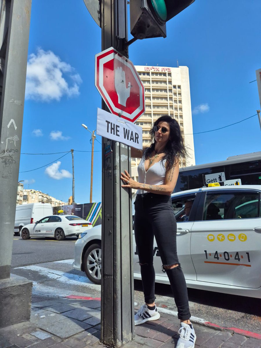 This morning at central intersections in the cities of Bat Yam, Holon, and Tel Aviv we hung signs to stop the war!
Ceasefire now!

הבוקר בצמתים מרכזיות  בערים בת ים, חולון, ותל אביב תלינו שלטים לעצור את המלחמה! 
הפסקת אש עכשיו!