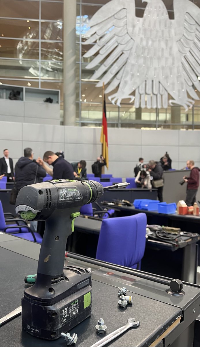 Mario_Kubina's tweet image. Es wird gewerkelt im #Bundestag: Für die konstituierende Sitzung nächste Woche müssen die Sitzreihen den neuen Mehrheitsverhältnissen angepasst werden. @ARD_BaB @br24 #btw25