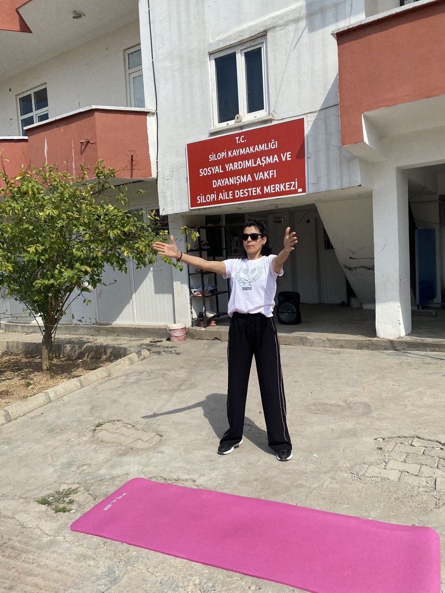 SaygidarSongul's tweet photo. 📌📌SAĞLIKLI YAŞAM ATÖLYEMİZDE “SPOR GÜNÜ”
 "Kurumumuzda, kadınlarımızın sağlıklı yaşamına katkıda bulunmak amacıyla, beden eğitimi öğretmeni Sevda Adanç'ın liderliğinde 'Spor Günü' etkinliği gerçekleştirdik. @tcailesosyal @MahinurOzdemir @SirnakValiligi @sirnakash @silopikymkmlk https://t.co/F7vjBu5NGJ
