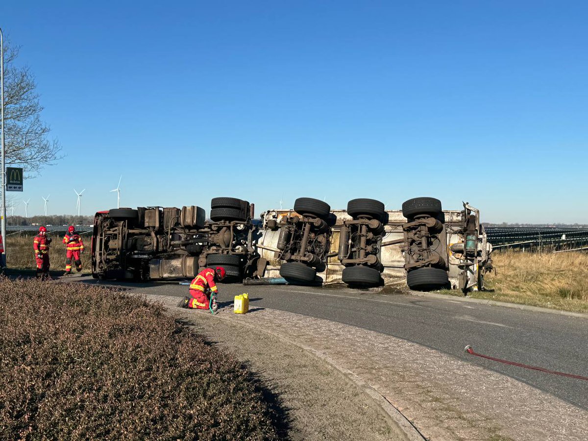 Vrachtwagen met mest kantelt in Stadskanaal