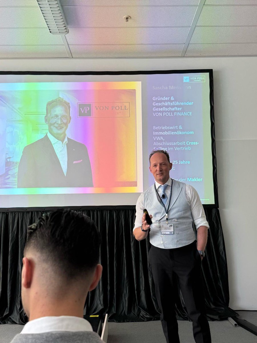von_Poll's tweet photo. Verkaufe im Goldenen Moment: mehr Verträge, mehr Umsatz, mehr Erfolg! 🚀

Auf der #MMMMesse 2025 gab Sascha Mermann, CEO bei #VONPOLLFINANCE, wertvolle Einblicke, wie Finanzexperten mit der richtigen Strategie nachhaltigen Erfolg erzielen. Danke für den spannenden Austausch! https://t.co/MgE3Ypyrlm