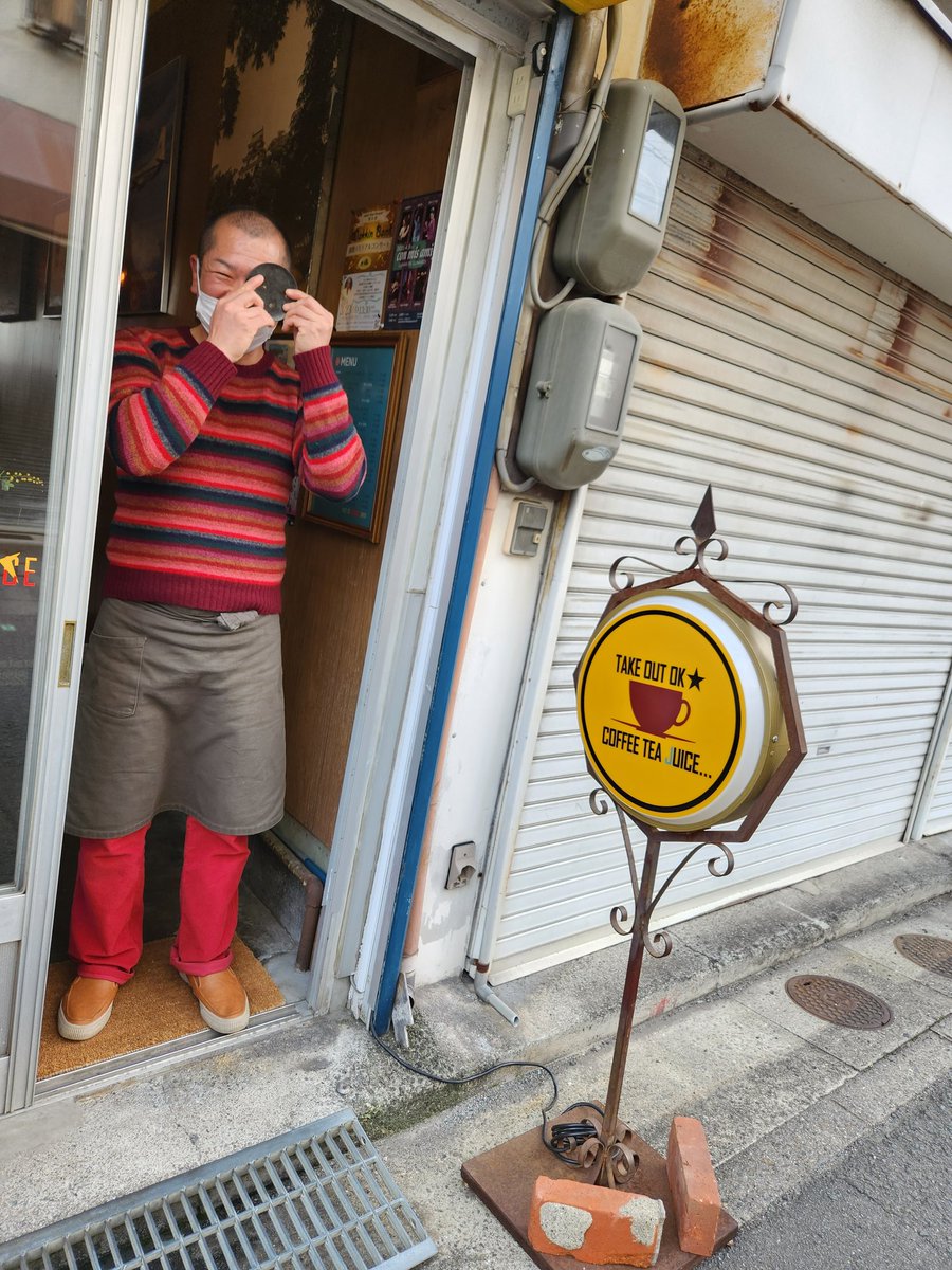 KumichanMos's tweet image. 水曜午後の
まったりカフェtime☕

安定の線路側席🚃💨
やっぱココよね💛

帰りに
カフェオレを To Go☝️😉

マスターのセーター
可愛すぎん?🥰
#escs