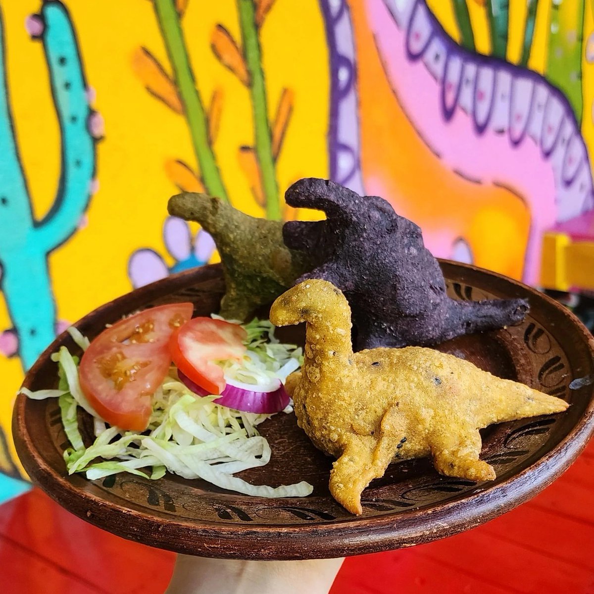 ChilangoCom's tweet photo. @PaolaYvel @LaPinchiGrecia @radiochilango Amamos lo surreal que es la #CDMX, más cuando este surrealismo está en la gastronomía, por eso Ando y @LaPinchiGrecia te pasan el chisme de dónde comer unas deliciosas dinoquecas. 🧀
Más info: https://t.co/XxO9irGEna
En vivo: https://t.co/hdRAWysFRz🎥
#ChingoDeBaches 💥 https://t.co/Lf5ILhb77l