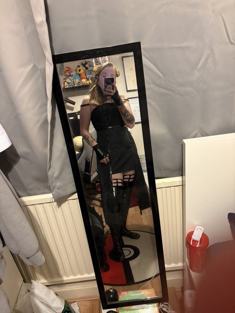 So I got a new cosplay 👀 

Can you guess who it is?