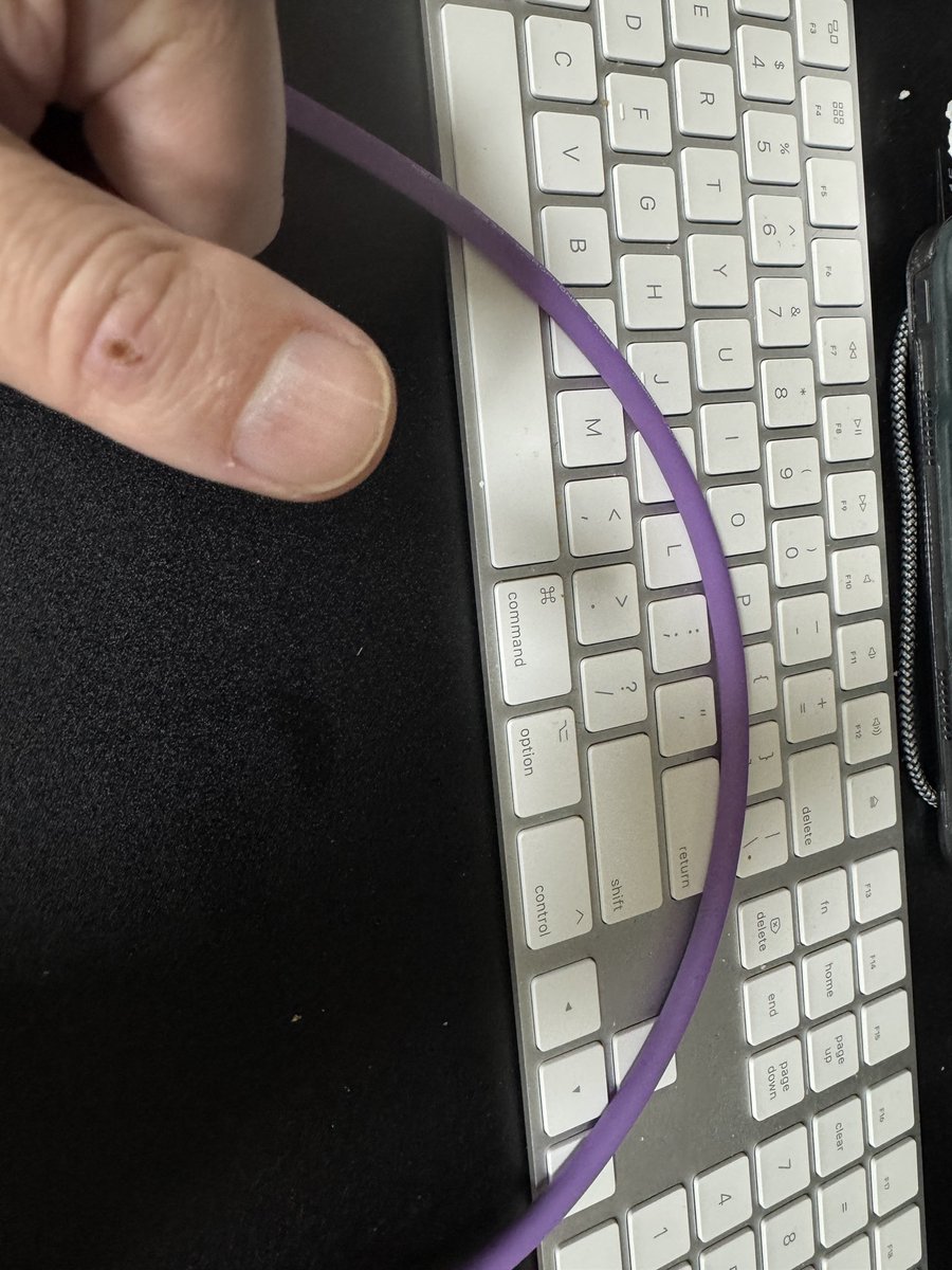 SonicIdolpro's tweet image. 今日は久々にケーブル作り！意外と楽しいからみんなもやってみたらと思ったり🤣
ケーブルのメーカーと言うより色で選んでしまう適当さ😎確かにケーブルで音は変わるけども作業をする上でのテンションも大事やん？
この紫なんかよくない？
親指は先日半田で焼けました！
#マイクケーブル
#地下アイドル