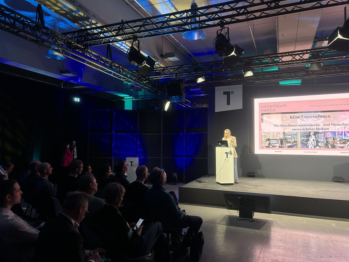 Bitkom_DOffice's tweet photo. #KI verändert bereits unseren Alltag – auch in der Medizin: „Sie hilft, bekannte Medikamente auf neue Krankheiten anzuwenden, und das ganz selbstverständlich.“ – Dr. @Jenniferhaase13, wissenschaftliche Mitarbeiterin im @JWI_Berlin auf der #doc25! https://t.co/Bb5cFOaCA9