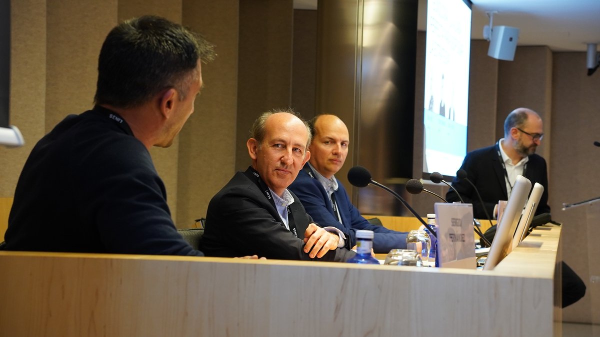 Conversamos en la Mesa de Tecnología sobre los factores a tener en cuenta a la hora de seleccionar una nueva herramienta, los silos de información, la inversión tecnológica y sobre los equipos, con representantes de <a href="/tiralineasdigit/">Tiralíneas</a>, <a href="/Shopify/">Shopify</a> y Upango  #TOBEINB2B #LIN3S