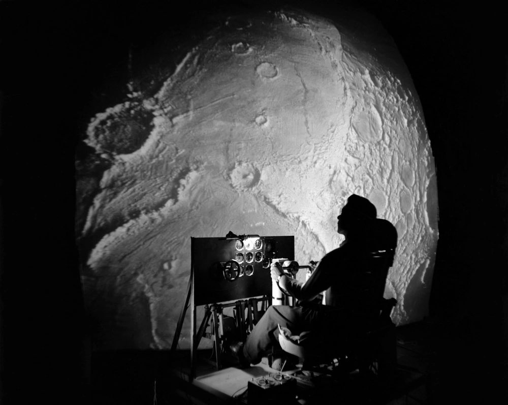 westerns1978's tweet photo. @invig @MikeBenzCyber Elon hunting for that lunar flag ๐ดโโ ๏ธ might just expose the ultimate plot twistโ#MoonLandingHoax #SpaceXToMars ๐ #CIAConspiracies ๐ต๏ธโโ๏ธ https://t.co/gmkmm1Cd95