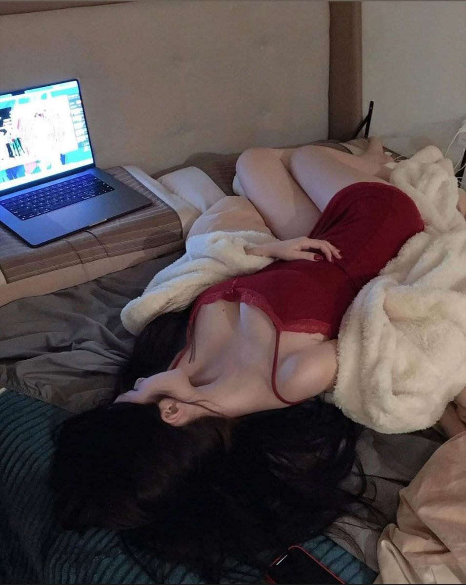 你180度的躺，我90度的坐，
搭一個只有一二象限的坐標系🤪🤍

追追IG : instagram.com/lee___0905?igs…