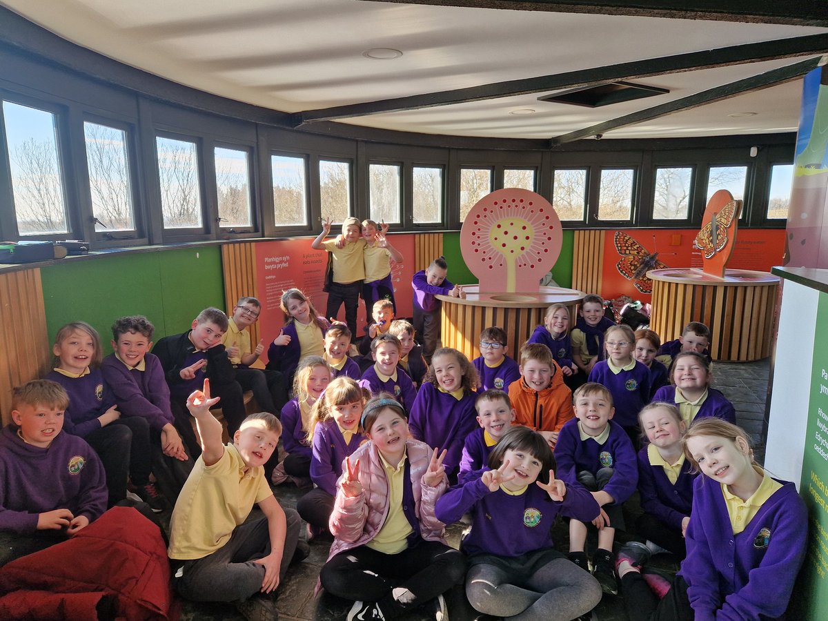 Mae blwyddyn pedwar wedi cyrraedd Llyn Llech Owain ac yn barod am ddiwrnod o fwynhau!