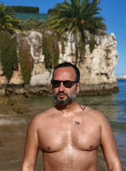 obrunorangell's tweet photo. "Saudade do verão, do sol na pele e de provar que um corpo real também pode esquentar 🔥😎" #CorpoReal #SaudadeDoVerão #GayOver40 #portugal https://t.co/yCpAt4HBV8