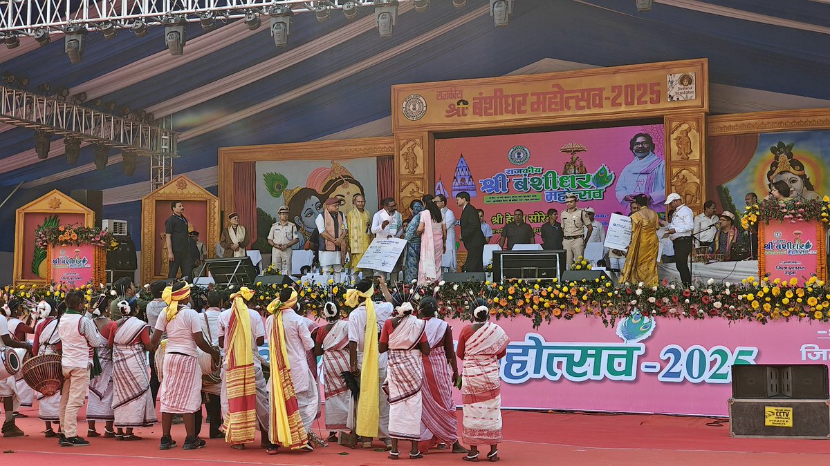 DC GARHWA (@dc_garhwa) on Twitter photo गढ़वा जिलान्तर्गत रंका प्रखंड के गोदरमाना में विगत दिनों पटाखा दुकान में हुए आगजनी की घटना में मृतक के आश्रितों को मुख्यमंत्री <a href="/HemantSorenJMM/">Hemant Soren</a> ने अनुग्रह अनुदान राशि प्रदान की.
<a href="/JharkhandCMO/">Office of Chief Minister, Jharkhand</a>
<a href="/prdjharkhand/">IPRD Jharkhand</a>
<a href="/VisitJharkhand/">Jharkhand Tourism</a> गढ़वा जिलान्तर्गत रंका प्रखंड के गोदरमाना में विगत दिनों पटाखा दुकान में हुए आगजनी की घटना में मृतक के आश्रितों को मुख्यमंत्री <a href="/HemantSorenJMM/">Hemant Soren</a> ने अनुग्रह अनुदान राशि प्रदान की.
<a href="/JharkhandCMO/">Office of Chief Minister, Jharkhand</a>
<a href="/prdjharkhand/">IPRD Jharkhand</a>
<a href="/VisitJharkhand/">Jharkhand Tourism</a>