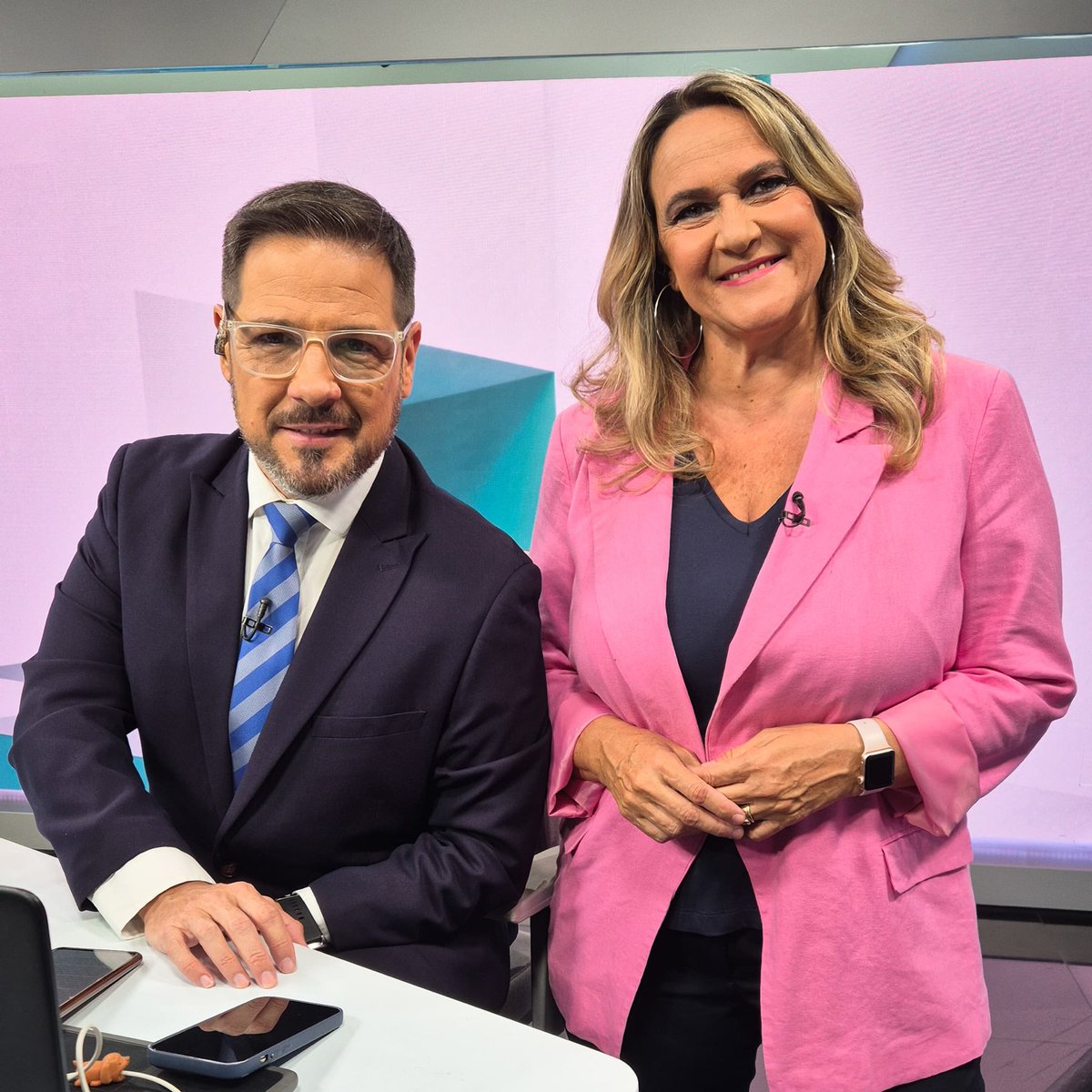 ¡Buen miércoles para todos!🙌 <a href="/Vaguerre/">Viviana Aguerre</a> y <a href="/FedePazOk/">FedePaz</a> le ponen su mejor sonrisa a tus mañanas y te esperan con toda la información 🗞️ Ahora por la pantalla de <a href="/Canal4_UY/">Canal 4</a> 📺