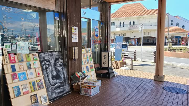 kirakoya_jp's tweet photo. 横須賀美術館で開催中のダリ展にお越しの際は、JR館山駅東口の交流施設sPARK tateyama入口にある古本屋にぜひお立ち寄りください。店主によるチョークでのダリの顔のデッサン実演と展示をご覧になれます。実演：3月21日（金）、28日（金）13時〜17時、展示：24日（月）、31日（月）8時30分〜13時 https://t.co/0iPyR619Ji