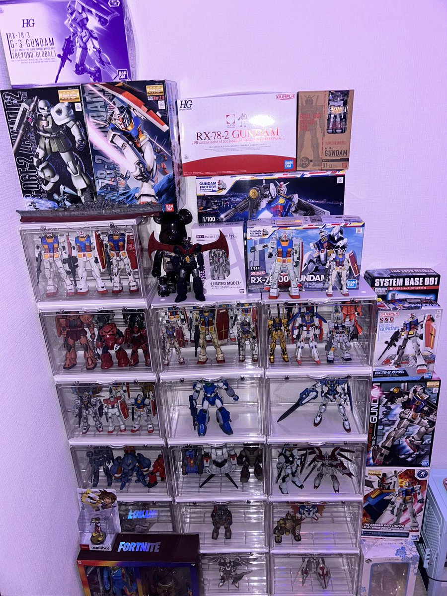TAKAHIDE_rmpg_'s tweet photo. 今日は実家に少し帰り
ダンボールにぎっしりと詰まっていた
ガンプラを剥ぎ取ってきました🥹

男のロマンでしか無いですよね。
こういうのは。

このガンプラは幼馴染の父から譲り受けたもので、
まだその幼馴染のお家に飾ってあった時のことを一つ一つ飾っているときに思い出しました。

あの時このガンプラとかに触れてたら
絶対に怒られるから触っちゃダメだよって幼馴染に言われてたのもあって、
めちゃくちゃ不思議な感覚。笑

こうして自分の手元に来て、
飾ってみるとやっぱりあの時かっこよかったなこのガンダム達！！笑
とか一人でボソボソ言いながらテンション上がりまくりでした😂笑

幼馴染の父も
今こうしてここにあるガンプラ達をみて欲しいなぁ😂笑

まだライティングとかする予定なので
また完璧になったら別で写真撮って載せよっと✌️

#ガンダム
#ガンプラ
#プラモデル
#男のロマン
#最高だぁ
#ケイタありがとう (幼馴染の父)笑

#真ん中
#レイズナー
#熱め