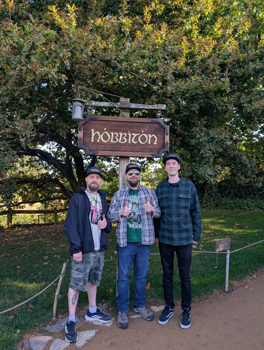 FreddyLosSantos's tweet photo. Went to Hobbiton twice in a week with Bones and Dio. Second breakfast, dinner and drinks at The Green Dragon Inn! New Zealand rules 🧙🏻‍♂️
@CaPn_bOnEs @Ayreon01 https://t.co/0DPlCOQ4VQ