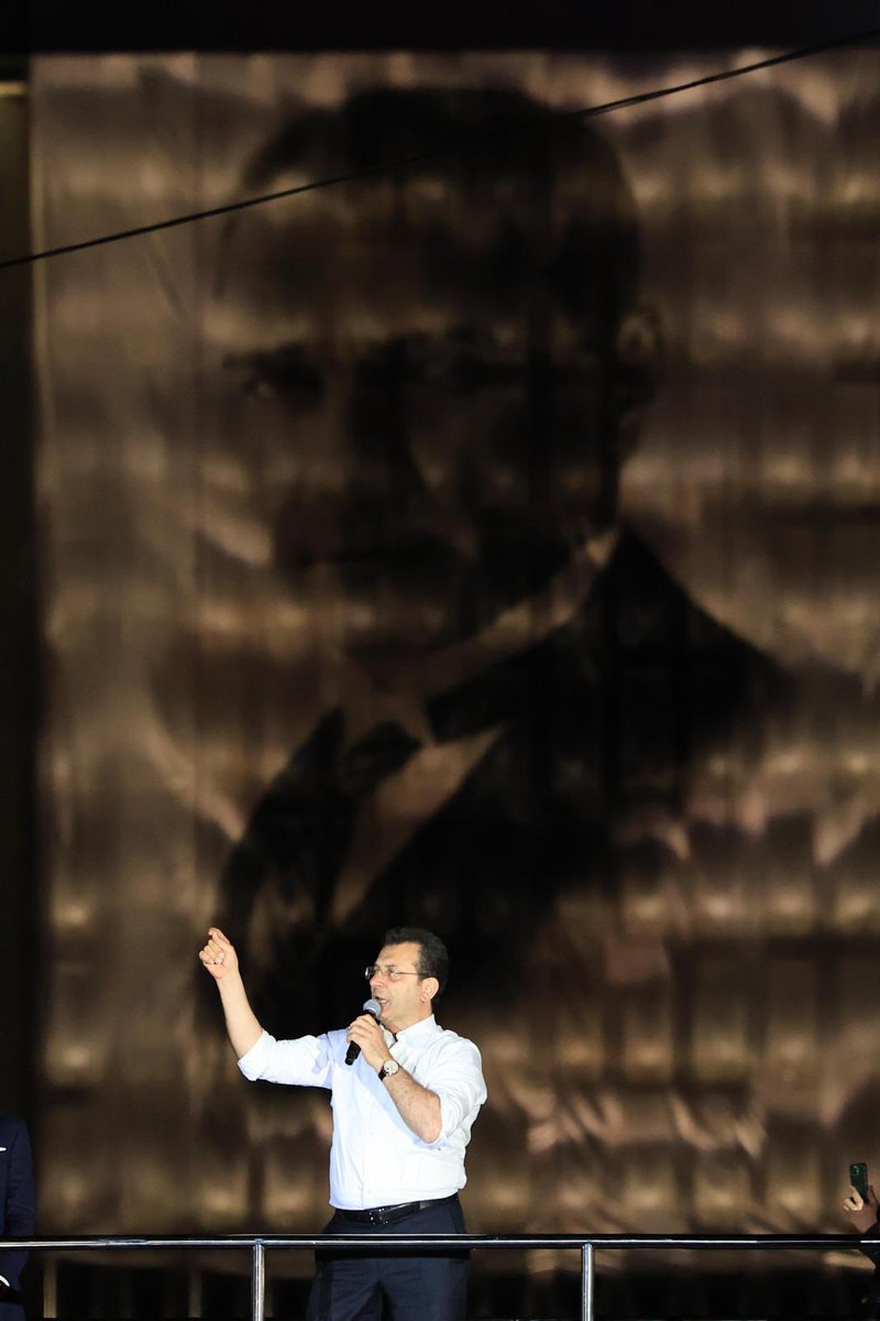 Gergin uykulardan, kör gecelerden,
Bir sabah gelecek, kardan aydınlık