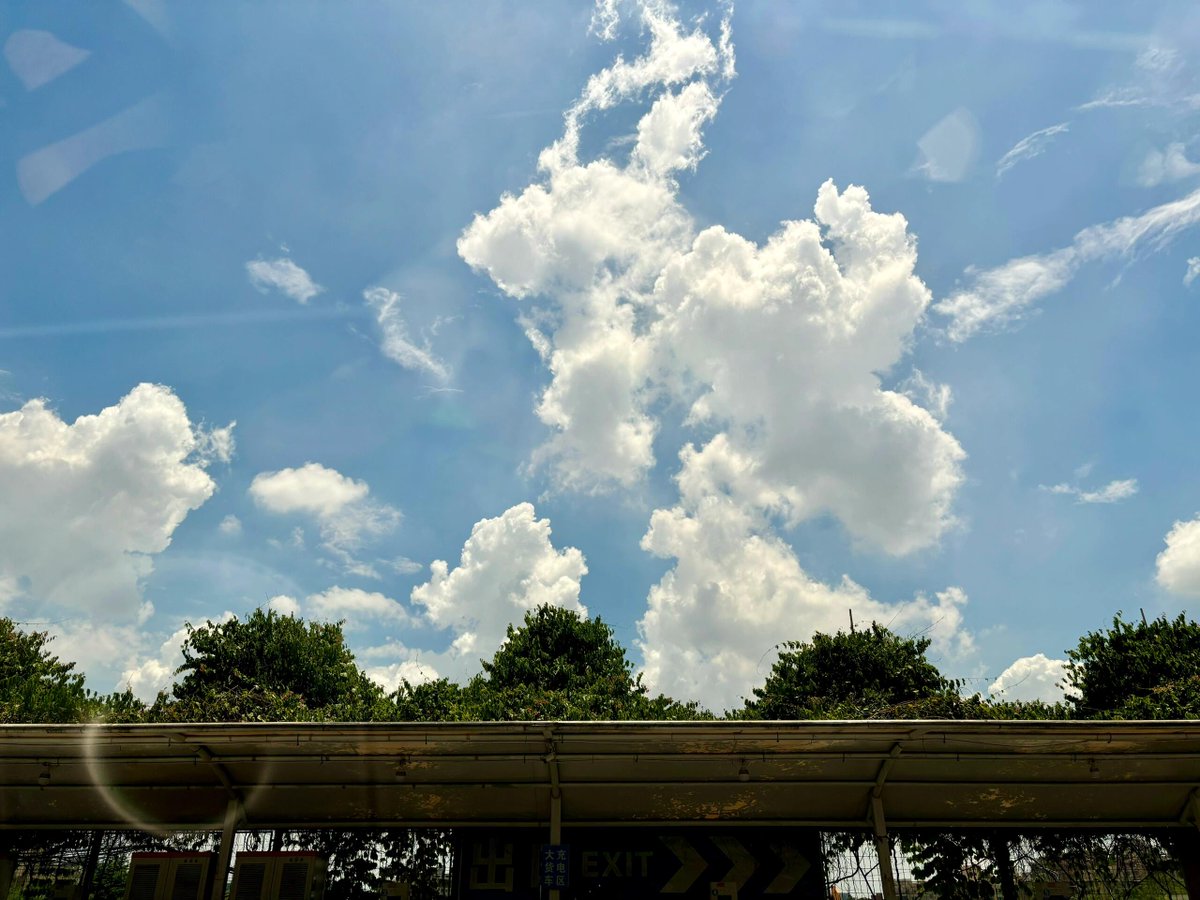 Good morning. I got lost in the beauty of the clouds as soon as I saw them ☁️ I love beautiful clouds. But without the rain. 🌥️💙