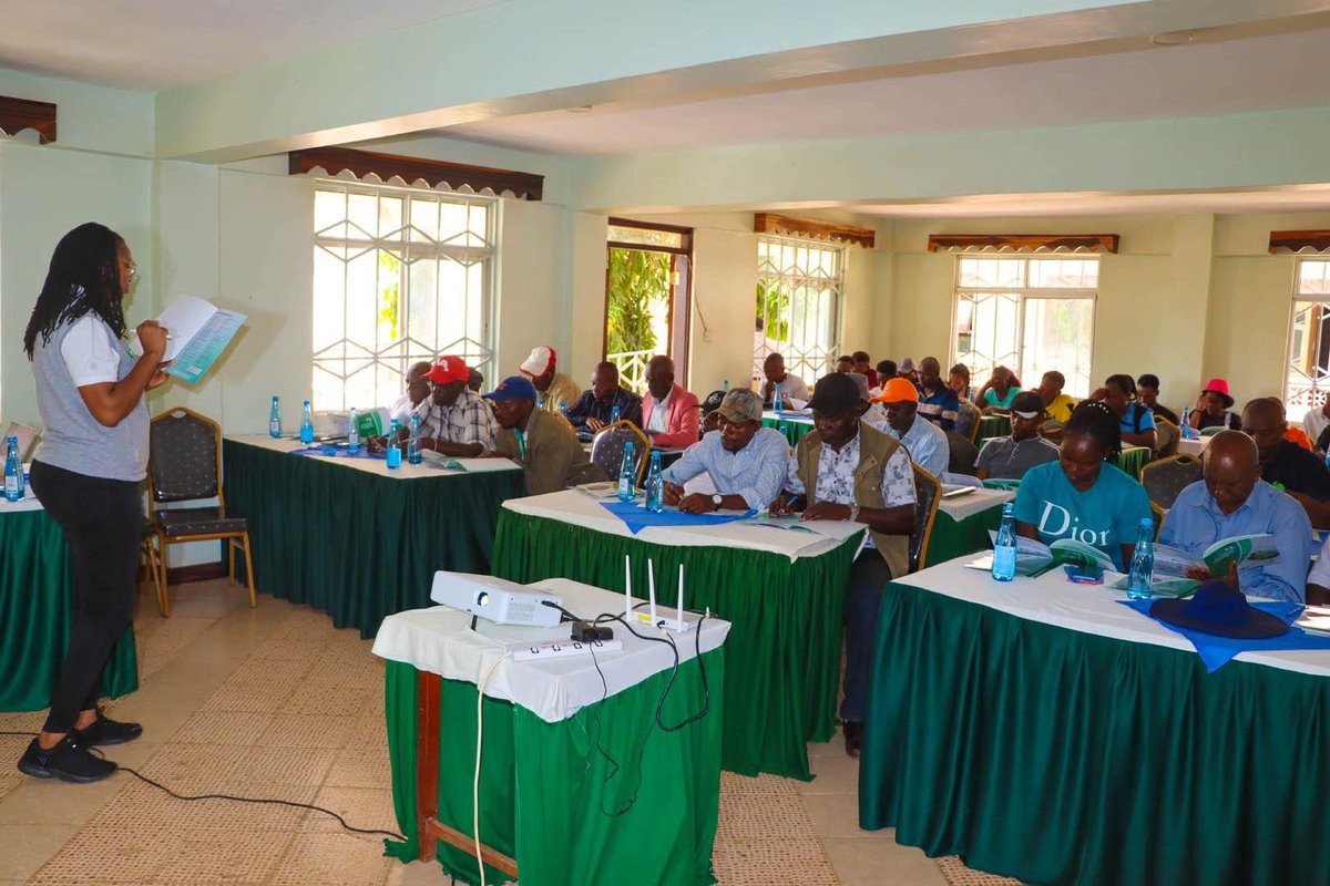 Healthy soils 🟰 sustainable harvests 🌾

Through <a href="/SCALE_2/">2SCALE</a>, <a href="/IFDCGlobal/">IFDC</a> is championing nutrient stewardship in #Kenya through the 4R approach, helping rice farmers grow more while protecting their land for generations to come.

Learn more👉 buff.ly/bbNWGUt 

#SoilHealth