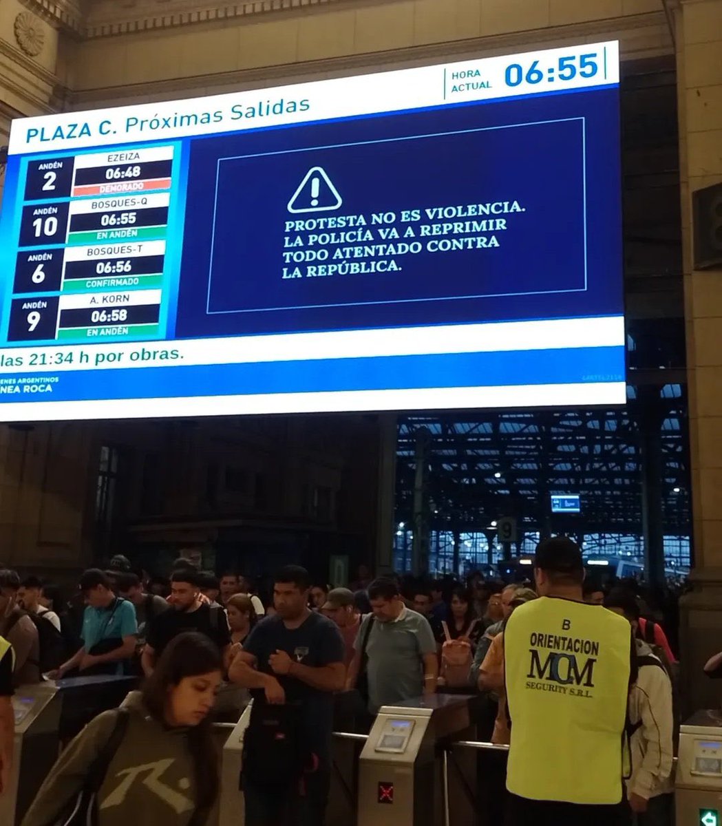 La Venezuela de Milei anuncia por altoparlantes y cartelería en las estaciones de tren que “la policía va a reprimir todo atentado contra la República”.