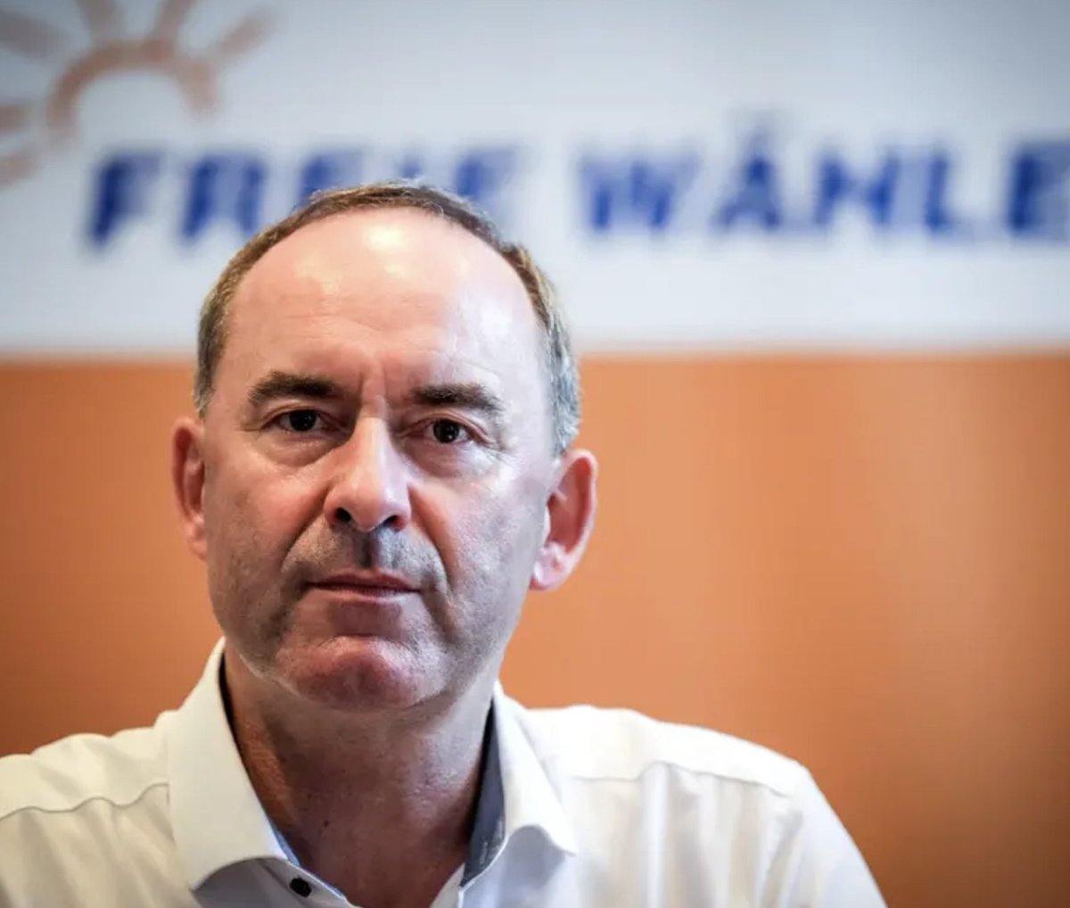 Erinnert ich euch noch an Hans-Georg Maaßen? Er ist damals aus der CDU ausgetreten (richtigerweise) und hatte ein enormes, politisches Potential! Doch dann hat er dieses gesamte Potential selbst beerdigt mit seinem Gerede um den "Premiumpartner CDU"! 
Nun tut Aiwanger genau das