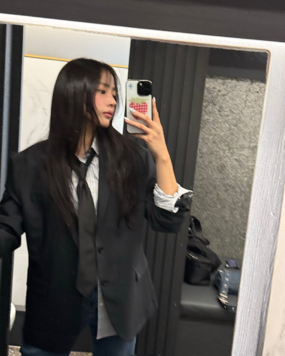 minti's tweet image. *Sending my pictures to you* Have you seen me in suits before?