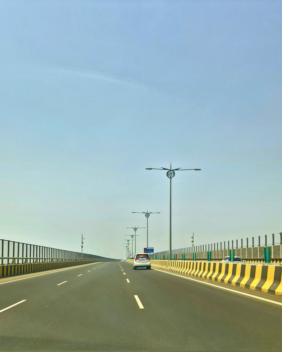 boludya's tweet photo. मैं अटल सेतु पर हूँ...
#BackToMumbai https://t.co/Zeeo4pjXCt