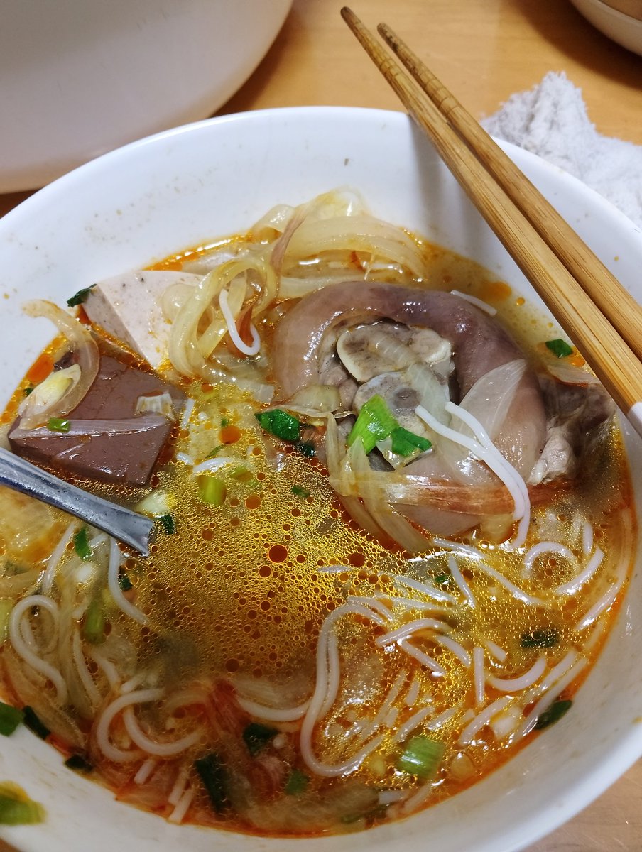 なぜ現地民の方に本番🇻🇳料理を振る舞われているのか…

p.s. 謎肉食べました
左はでっかいレバーっぽい
右は骨付き謎肉(豚足？)