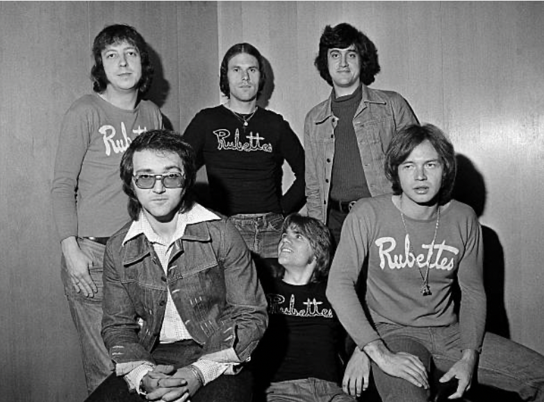 TonyWadders's tweet photo. I'm guessing that John did not hear the photographer saying "everyone look at the camera". The Rubettes 1974
#tonywaddington #composer #producer #therubettes #rubettes https://t.co/SFYVYyFzYN