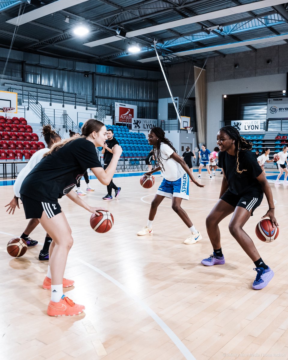 🩷🤍 Notre programme "Passe dé" se poursuit avec les ailières afin de transmettre leur savoir à nos jeunes joueuses du @fclyonasvelfeminin !

⛹🏽‍♀️ Quentin Van De Casteele (assistant coach), Justine Mouyokolo et notre capitaine Laura Quevedo ont animé une séance dédiée aux jeunes de