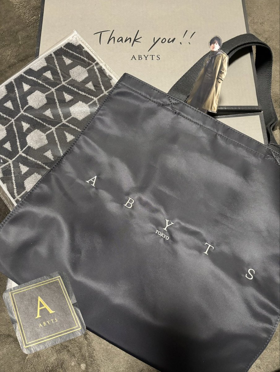 L0peyByDEjaytHb's tweet image. 私の元にも届いた🐈‍⬛📦𓂃 𓈒𓏸◌
トートバックお気に入り⸜❤︎⸝‍
大きさも理想的!!
ハンカチは特別な時に💭💗

健さん大事に使いますね！
ありがとう(୨୧•͈ᴗ•͈)◞ᵗʱᵃᵑᵏઽ*♡

#佐藤健
#佐藤健ABYTS