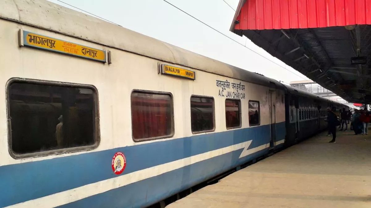 indiadatareport's tweet photo. 🚨 खुशखबरी!
भागलपुर से दानापुर के बीच चलने वाली इंटरसिटी एक्सप्रेस अब 23 मार्च से नवीनतम लिंक हाफ मैन बुश (LHB) रैक से चलेगी। इससे यात्रियों को बेहतर आराम और सुविधा मिलेगी। जनरल क्लास में 90 की जगह 106 सीटें एक कोच में होंगी।
#IndianRailways #TrainUpgrade #IntercityExpress https://t.co/E8zFeTeleR