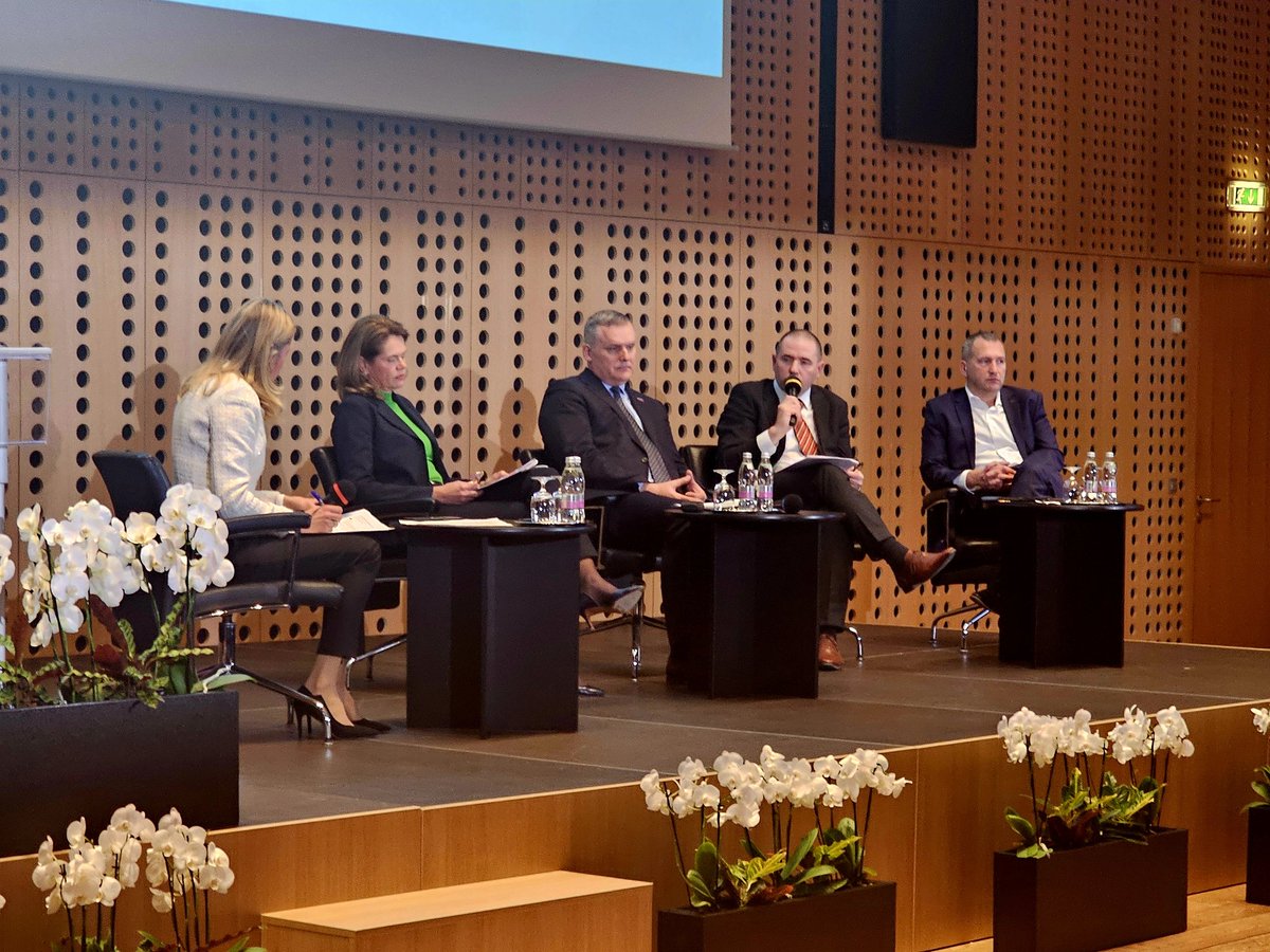 Na panelu Infrastruktura in energetika sodelujejo ministrica mag. Alenka Bratušek, minister mag. Bojan Kumer, DS MO Boštjan Pavlin, predstavnik SDH dr. Damir Črnčec. Razpravljajo o energetski samozadostnosti, preskrbi z energenti in infrastrukturnih izzivih za obrambo. #odpornost