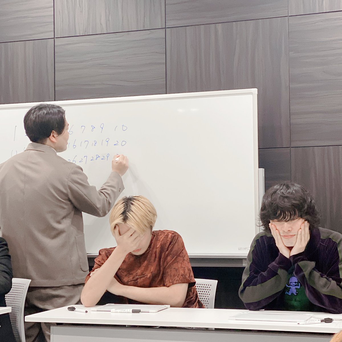 kururi_k's tweet photo. 「超絶怒涛限界記憶王」、記憶力競技界隈に属するお笑い好きという、ひとりで砂漠を彷徨うような趣味を持つ自分にとって最高の時間でした。素敵な催しをありがとうございます。
いまからTOEICの試験でもはじまるんかみたいな会場の様相もよき。第二弾、第三弾と続くことを熱望しております！ https://t.co/FH0juyBk2P