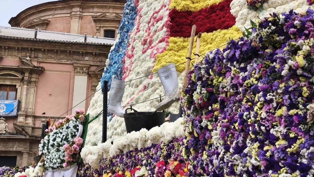 AjuntamentVLC's tweet photo. 💐👑Impressionant el treball dels Vestidors de la Mare de Déu! Tot i la pluja i gràcies als rams de flors de les falleres i fallers de #València, han fet un mantell de l'#Ofrena25 que enguany ret homenatge als voluntaris, víctimes i persones afectades per la #DANA💙❤️💛
#Falles25 https://t.co/e7z7coTeIj