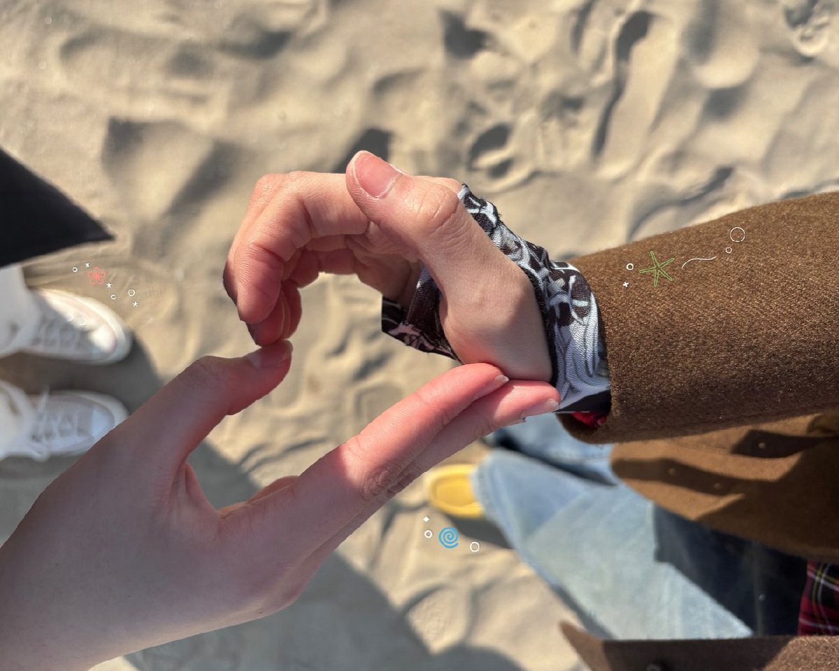 minti's tweet image. A love sign made by me and my sister, it's cute, isn't it?