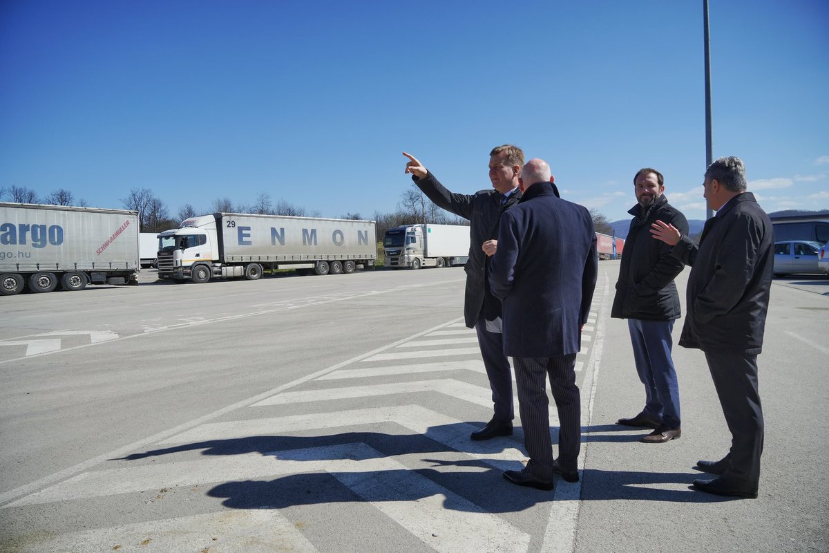 Before leaving Kosovo, I stopped by Merdare - a state of the art crossing point built by 🇪🇺. Time to step up the cooperation to also modernize all other crossing points between Kosovo and Serbia.