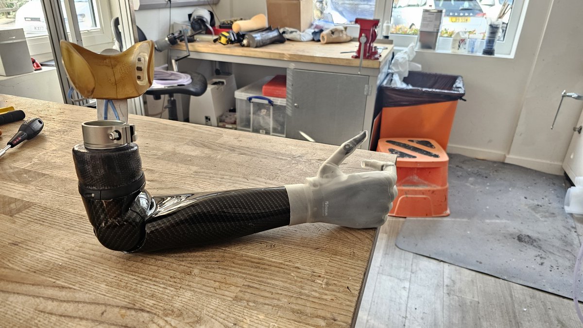 Proactive tweet media