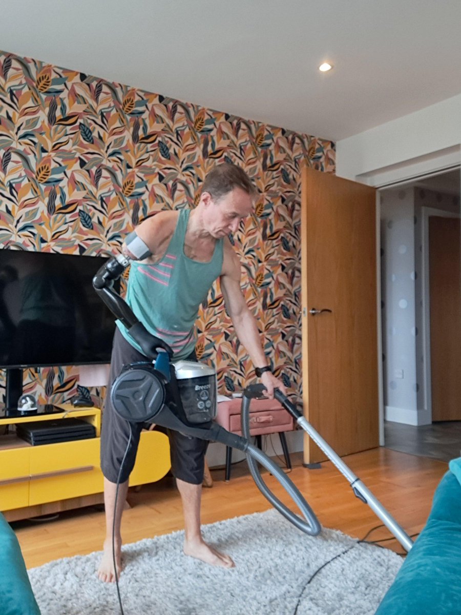 Proactive tweet media