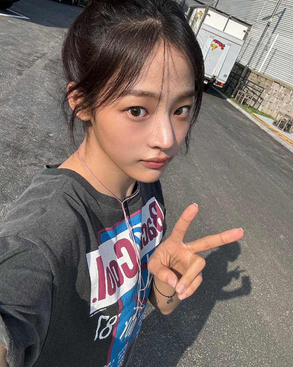 minti's tweet image. Bright sunlight won't stop me for serving facecard.