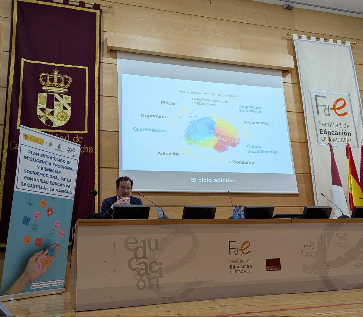 Álvaro García del Castillo (@agdcastillo) on Twitter photo Gran charla sobre pornografía de <a href="/jorgegu/">jorge gutiérrez 🦉</a> de Dale una Vuelta en las jornadas de Adicciones Comportamentales <a href="/CRFPCLM/">Centro Regional de Formación del Profesorado</a> <a href="/uclm_es/">Universidad de Castilla-La Mancha</a> Gran charla sobre pornografía de <a href="/jorgegu/">jorge gutiérrez 🦉</a> de Dale una Vuelta en las jornadas de Adicciones Comportamentales <a href="/CRFPCLM/">Centro Regional de Formación del Profesorado</a> <a href="/uclm_es/">Universidad de Castilla-La Mancha</a>