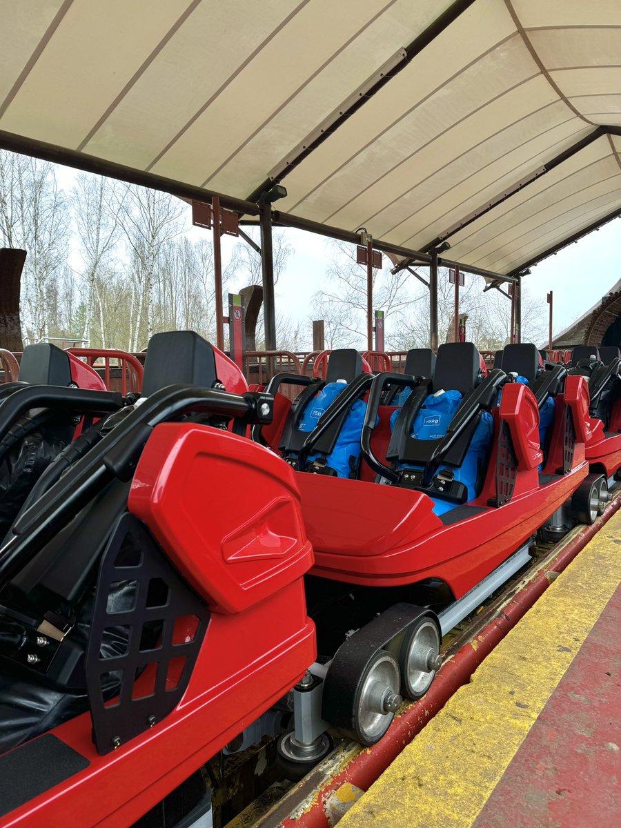 #ParcAstérix #Coulisses | Nouveau système de anse ➕ Nouvelle assise ➕ Nouvel harnais➕ Nouvel appuie-tête 🟰 La partie supérieure des trains de Goudurix fait peau neuve ! 🚨