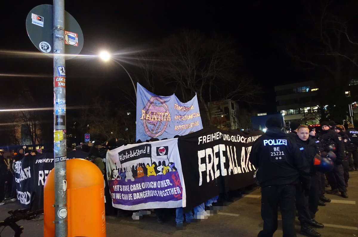 Gestern waren wir in Berlin am Tag der politischen Gefangenen auf der Straße. Die Demonstration zog kämpferisch zur JVA Moabit, wo aktuell die politischen Gefangenen Nanuk und Mehmet Karaca einsitzen.

#b1803