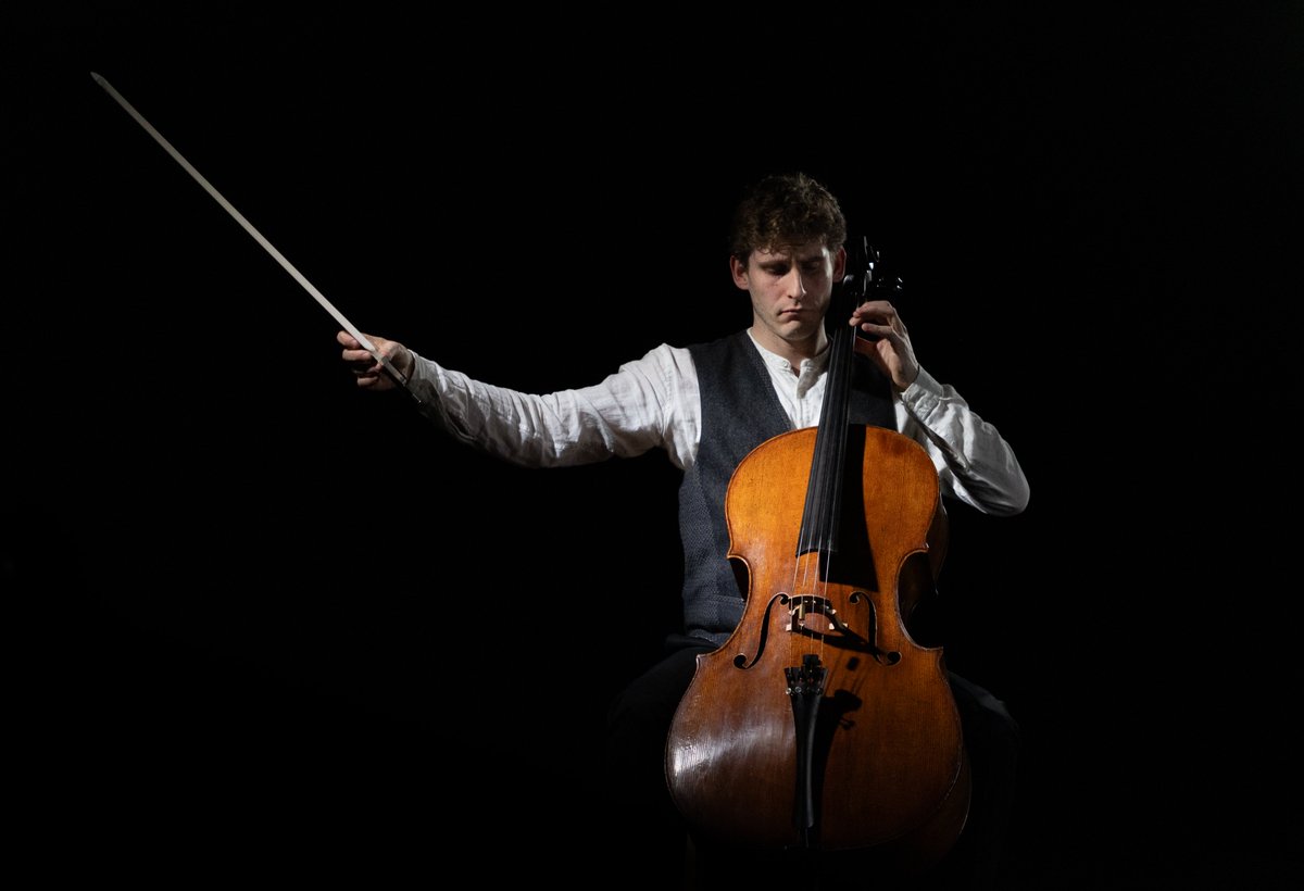 Andreas Brantelid has released a single before the album with works by Kodály!

Listen to the 1st movement of the Sonata for Solo Cello, beginning with a powerful declamation and gradually opens out in expression.

🎧naxos-nordic.lnk.to/KodalyCelloSon…

#NEWonNAXOS