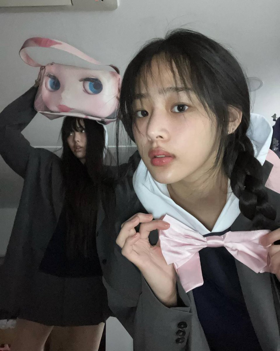 minti's tweet image. Just two besties looking cute, cool, and maybe a little too powerful ✨ One moment we’re taking pretty pics, the next we’re taking over the world. 誰が我々のチームに加わるのか？