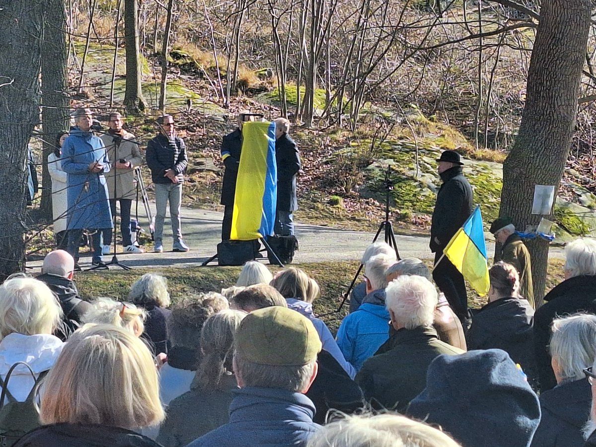 "Vi är skyldiga ukrainska kvinnor och män vår solidaritet" - Ylva Johansson, fd EU-kommissionär, som riktar skarp kritik mot alliansen mellan Putin och Trump. I dag manifesterar vi för 130:e gången mot Rysslands krig mot #Ukraina. #svpolitik