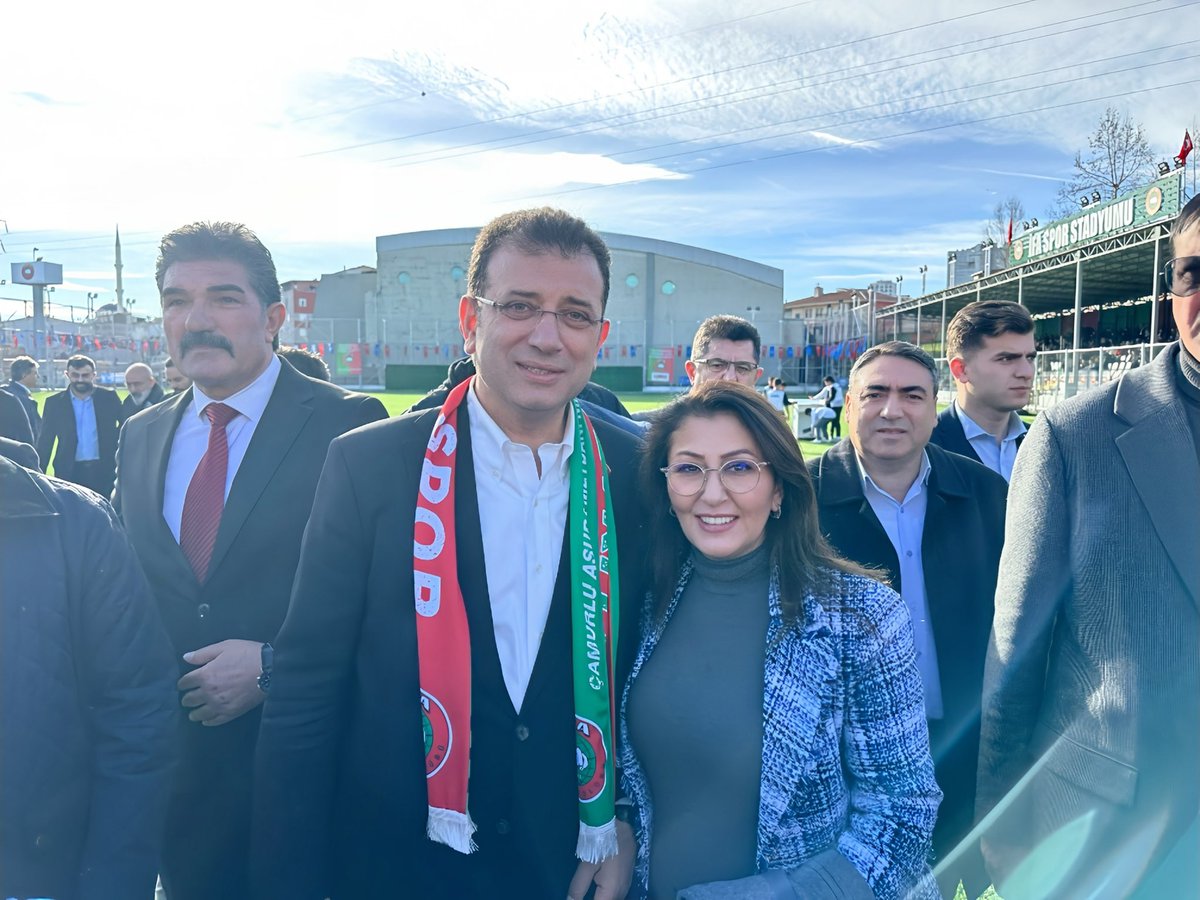 TÜRKİYE DEMOKRASİNİN KARA BİR GÜNÜNÜ YAŞIYOR!
Milletin seçilmişlerini anayasal suç işleyerek hukuksuz göz altı süreci ile toplumun her kesimini korku iklimine sürüklemeye çalışan iktidarın bu davranışna karşı asla teslim olmayacağız. 
#ekremimamoglu 
#CHP
#AdaletToplumsalNamustur