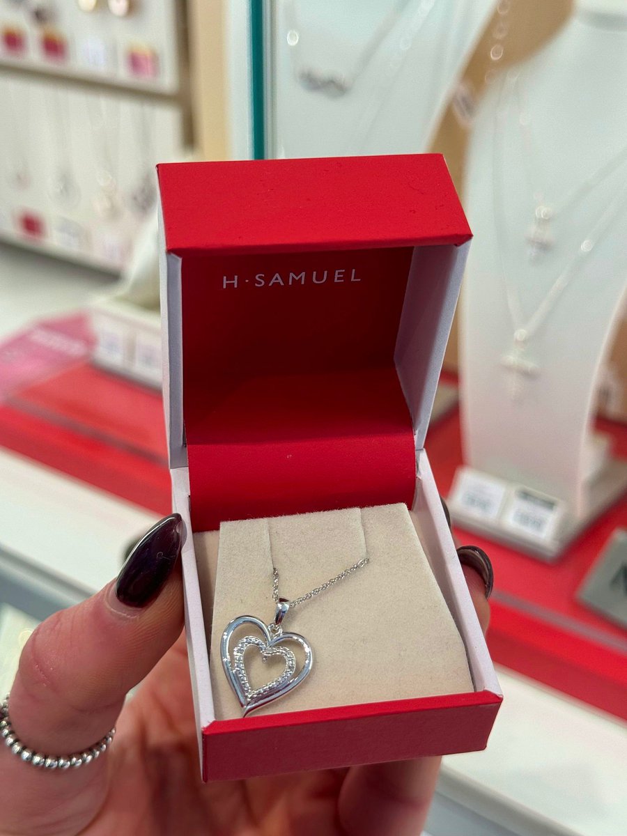 TheBroadwayBrad's tweet image. Steal hearts without breaking the bank! 💎 

This stunning @hsamueljeweller silver and diamond heart pendant is now just £29.99 (was £130!). Whether you're treating yourself or someone special, that’s a dazzling deal worth grabbing! 😉 

#SparkleForLess #HSamuel