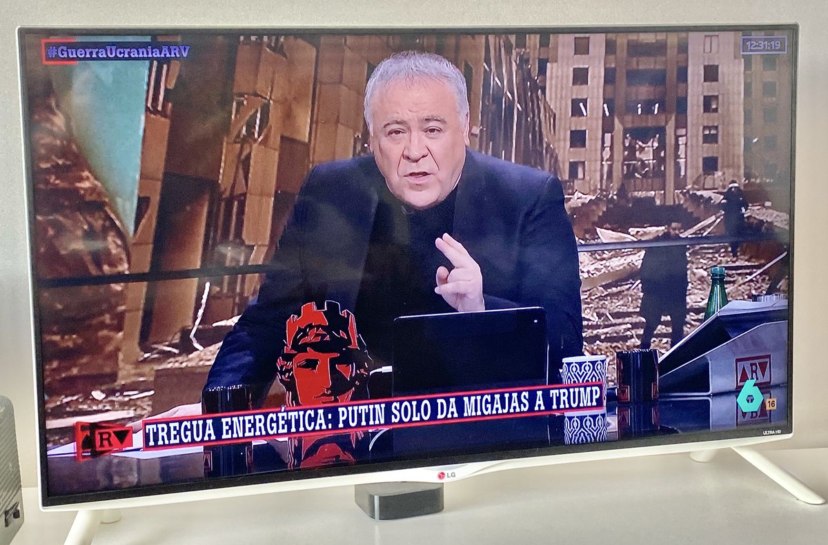 Ferreras, querido, te pasas el p. día hablando de Trump y nadie te ha dicho que no se dice "TRON"???
Donald "TRON", "TROM"... de
verdad???
Que alguien le diga a este hombre cómo se pronuncia de una puñetera vez, por favor. Que se pasa horas hablando de él. 🥴
#guerraucraniaARV